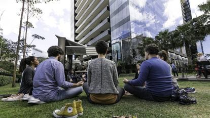 Grupo de meditação na avenida Faria lima, em São Paulo.