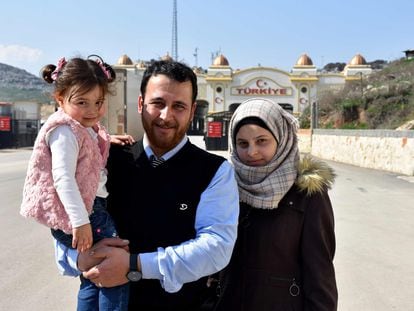 Abdalla Mohamed, com a mulher e a filha, na passagem fronteiriça de Cilvegozu, em Idlib, em fevereiro.