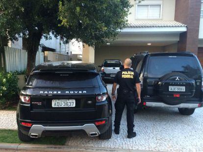 Policiais federais cumprem mandatos em Londrina.