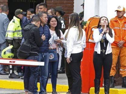 Familiares das vítimas na entrada da academia de polícia de Bogotá.
