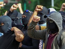 Grupo encapuzado se concentra em um batalhão da Polícia Militar, em Fortaleza.