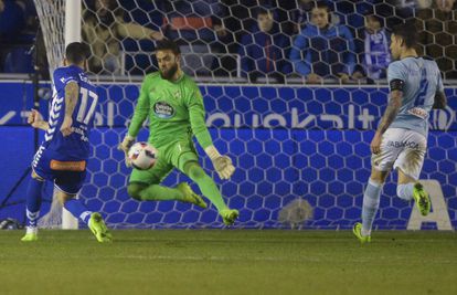 Edgar supera Sergio Gómez no gol do Alavés.