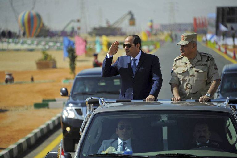 O marechal Al Sisi, como civil, passa em revista as tropas na cidade de Suez.
