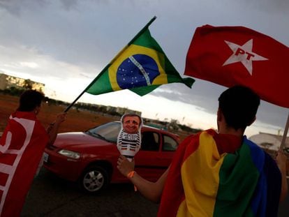 Manifestantes demonstraram apoio a Dilma antes da chegada da presidenta afastada ao Senado