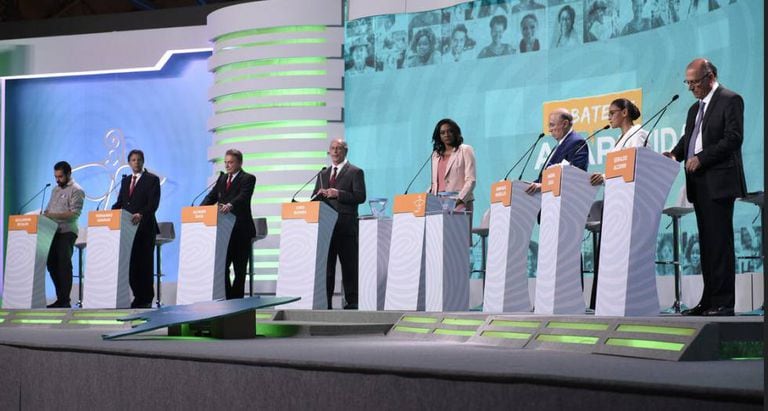 Os candidatos no debate da TV Aparecida.