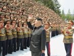Kim Jong-un participa en un acto con soldados en una fotografía distribuida el 30 de julio por la agencia oficial, KCNA.