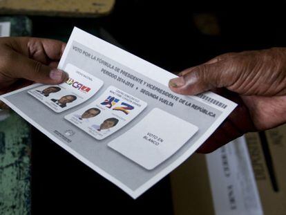 Cédulas para votar nas eleições da Colômbia.