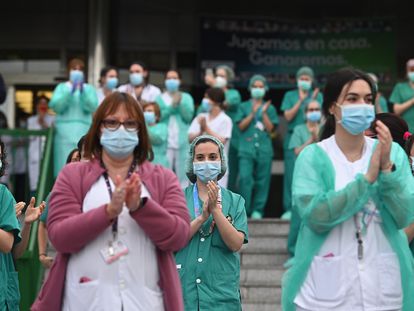 Profissionais de saúde de Madri agradecem, em 20 de abril, os aplausos populares por seu trabalho na luta contra o coronavírus.