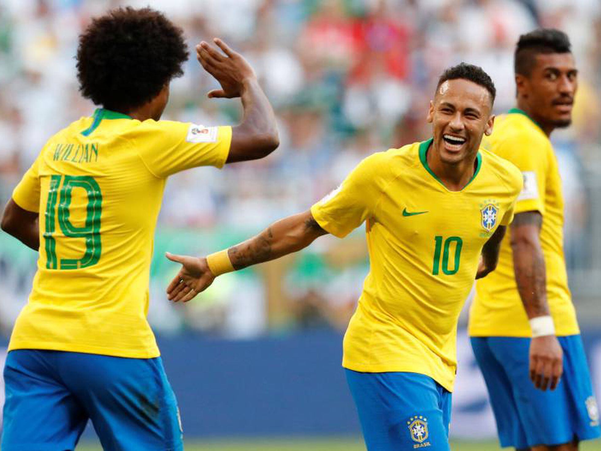 Foto Homem em calções amarelos segurando bola de futebol amarela e