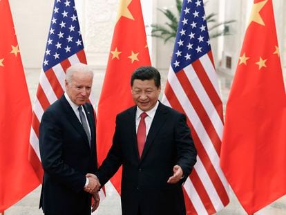 Joe Biden e Xi Jinping se cumprimentam em dezembro de 2013, em Pequim.