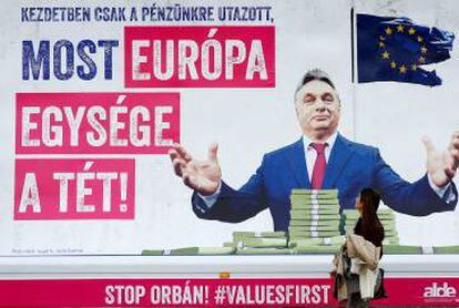 Cartaz em Bruxelas com a mensagem: “Primeiro quis nosso dinheiro, agora a unidade da Europa está em jogo”