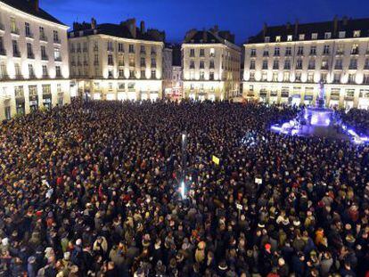 Milhares se manifestam contra os ataques ao 'Charlie Hebdo' em Nantes.
