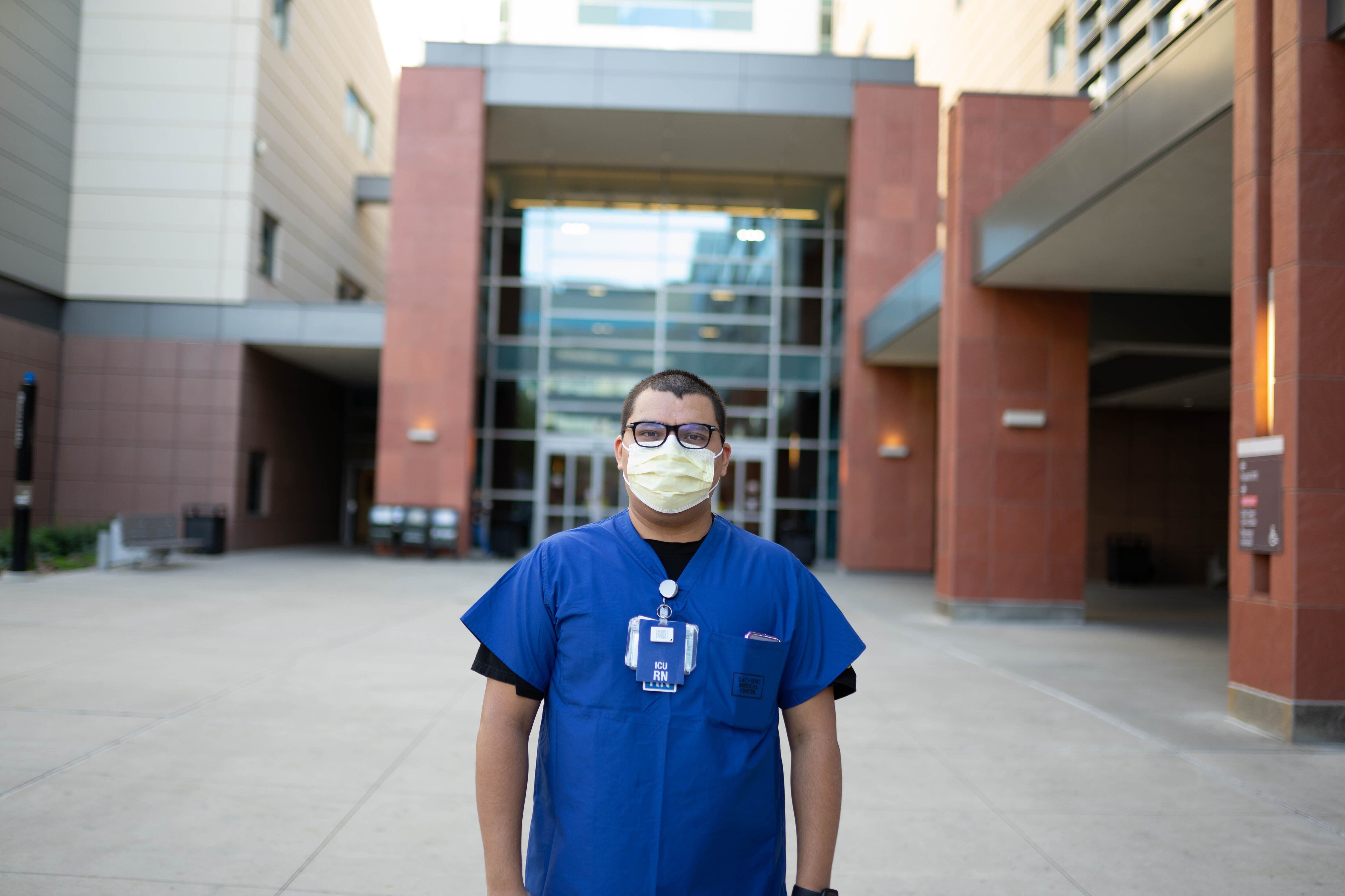 Jonathan Magdaleno, numa imagem cedida por ele, diante do hospital onde trabalha, em Los Angeles.