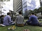 Grupo de meditação na avenida Faria lima, em São Paulo.