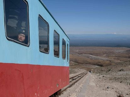 Un visitante viaja en un tren hacia la cumbre de Mont Paektu, en Samjiyon (Corea del Norte).