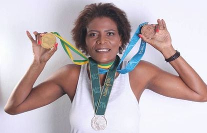 Alessandra Oliveira posa com as medalhas que conquistou vestindo o número 13 da seleção feminina de basquete.