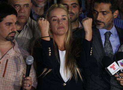 Lilian Tintori, mulher de Leopoldo López, em uma coletiva de imprensa depois de saber da condenação do opositor venezuelano.