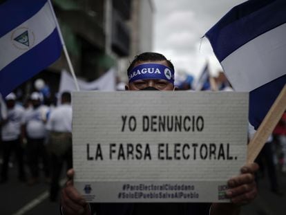 Nicaraguenses participam de uma manifestação contra as eleições presidenciais de seu país, no domingo, em San José, na Costa Rica.