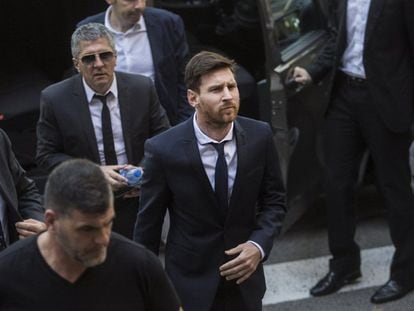 Messi ao deixar o tribunal regional de Barcelona depois de prestar depoimento.