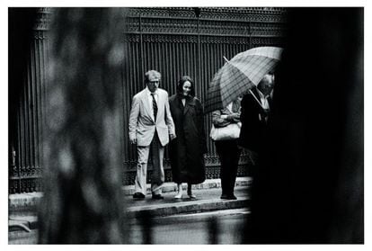 Em 1994, um ano e meio após a revelação do caso de amor entre Woody Allen e Soon-Yi, filha adotiva da ex-companheira sentimental do diretor, Mia Farrow, esta foto tomada em Paris deu a volta ao mundo. Allen e Soon-Yi se casariam três anos depois em Veneza. / PASCAL ROSTAIN / BRUNO MOURON