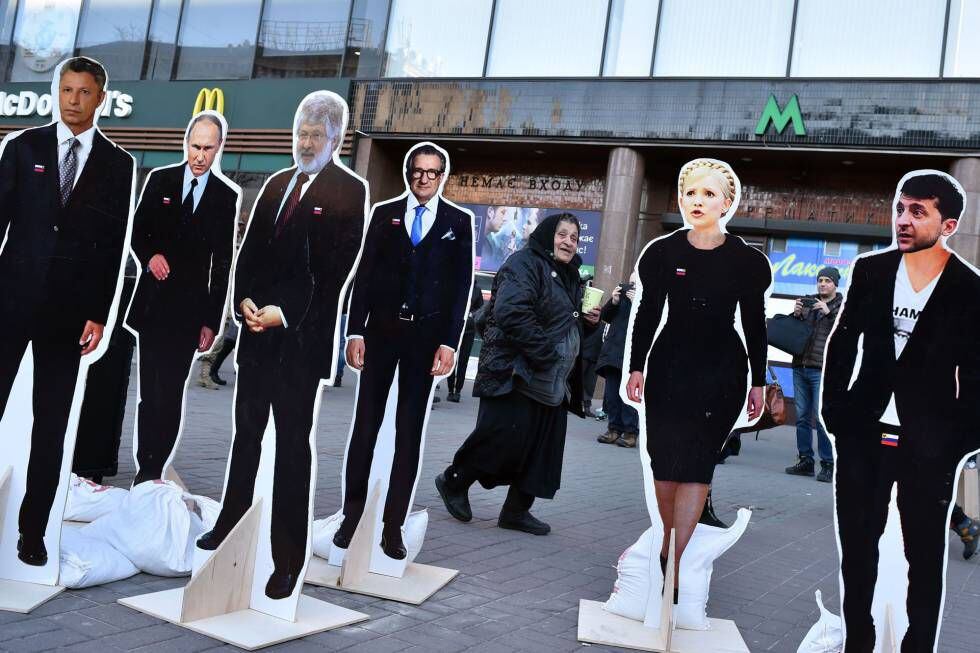 Bonecos de papelão em tamanho natural de vários candidatos à presidência da Ucrânia, nesta quinta-feira, em Kiev