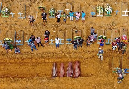 Foto aérea de um enterro no cemitério Nossa Senhora Aparecida, em Manaus, de vítimas suspeitas e confirmadas da covid-19.