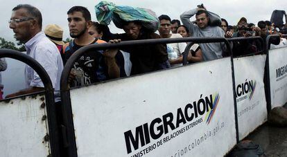Venezuelanos cruzam a ponte Simón Bolívar na fronteira com a Colômbia.