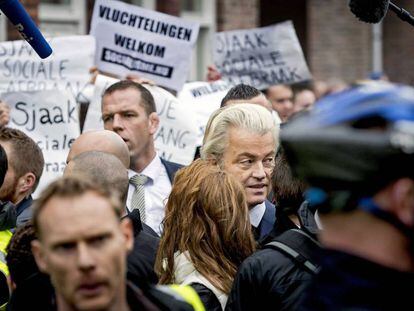 Manifestantes e policiais rodeiam a Geert Wilders durante um ato eleitoral.