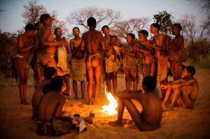 Uma tribo Ju/'hoansi simula seu estilo de vida para turistas no museu vivo de Grashoek, na Namíbia.