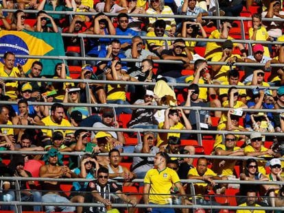  Aficionados de Brasil apoyan a su equipo el jueves 4 de agosto
