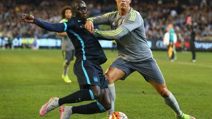 Cristiano Ronaldo e Sagna, durante o jogo.