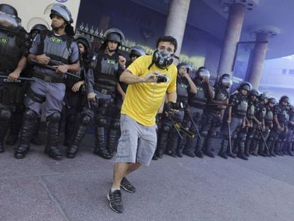 Um manifestante em protesto durante a final da Copa.