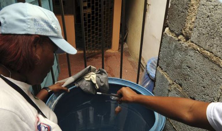 Tratamento para evitar a propagação do mosquito em Santo Domingo.