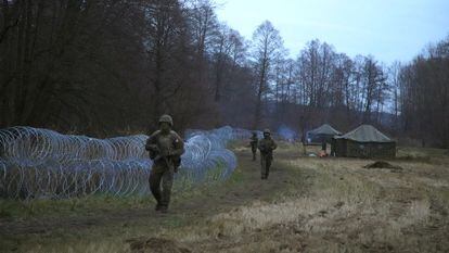 Soldados poloneses patrulham a fronteira com a Bielo-Rússia nesta quarta-feira, em uma foto distribuída pelo Ministério da Defesa.