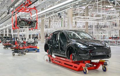 Fabricação do Tesla 'Model E' numa megafábrica de Berlim. 