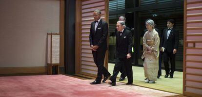 O presidente dos EUA, Barack Obama, caminha junto ao imperador japonês, Akihito no Palácio Imperial.