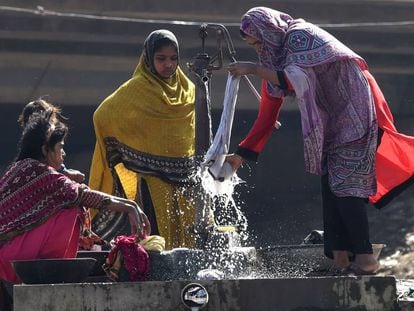 Mulheres paquistanesas lavam roupa em Lahore.