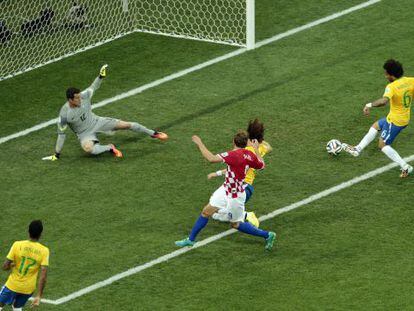 Marcelo marca no próprio gol.