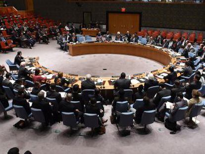Os embaixadores do Conselho de Segurança da ONU durante a reunião de urgência sobre a Ucrânia.