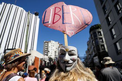 Centenas de milhares de franceses foram às ruas pelo quinto sábado consecutivo para protestar contra o certificado covid-19.