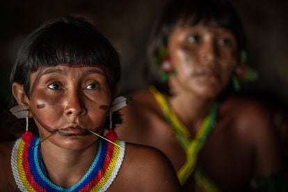 Duas mulheres dos povos Yanomami e Ye'kuana.