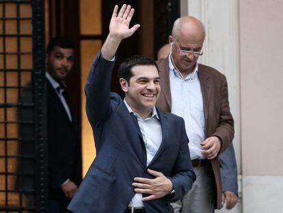 O primeiro-ministro grego Alexis Tsipras deixa seu gabinete em Atenas.