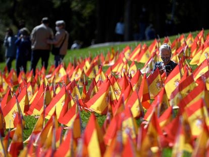 Milhares de bandeiras espanholas representando as vítimas da covid-19 no país, em um parque em Madri, 27 de setembro.