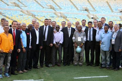 Ex-jogadores, como Zico e Bebeto, operários e autoridades da CBF e da Fifa.
