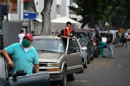 Motoristas fazem fila para abastecer em Caracas.