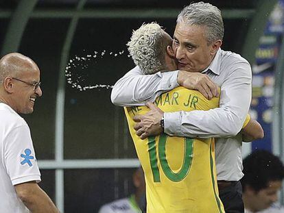 Tite abraça Neymar na vitória sobre a Colômbia.