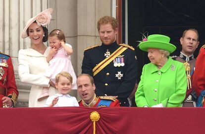 A rainha da Inglaterra, Elizabeth II, repreende o neto, o duque de Cambridge, por não cumprir o protocolo. Ele somente tentava educar seu filho na força emocional.