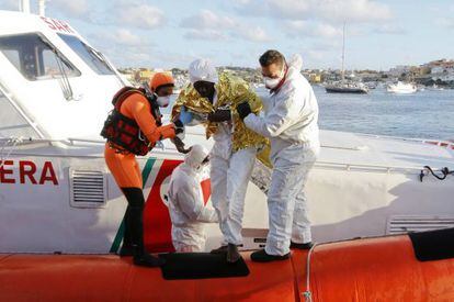 Sobrevivente do naufrágio é levado a Lampedusa.