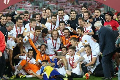 Os jogadores do Sevilla comemoram o título.