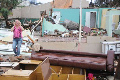 Moradora olha casa destru&iacute;da ap&oacute;s tornado em Xanxer&ecirc;. 